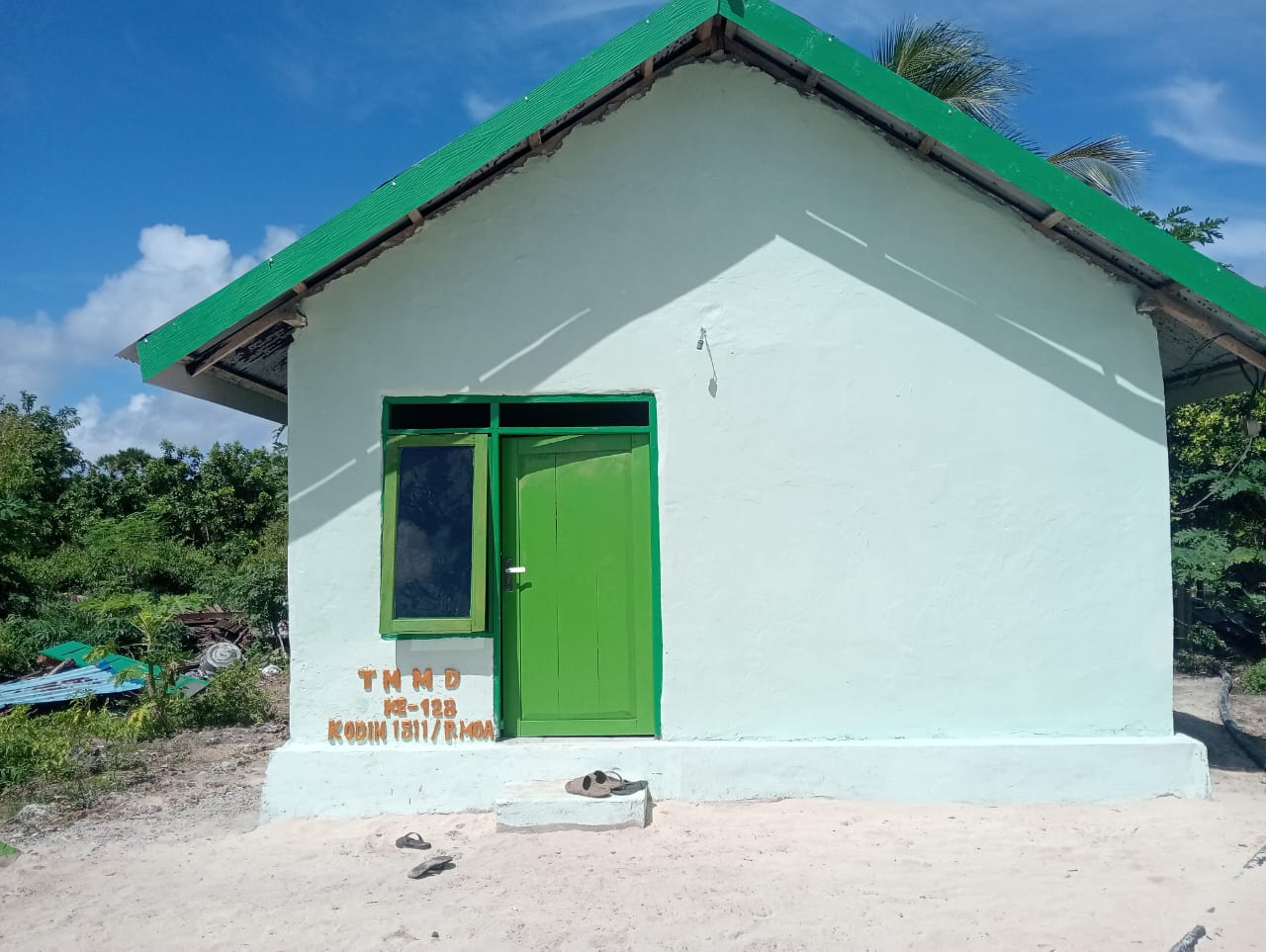 Salah satu rumah warga di Desa Moain, Pulau Moa yang telah selesai dikerjakan melalui program TMMD ke-128 Kodim 1511/Pulau Moa tahun 2026.